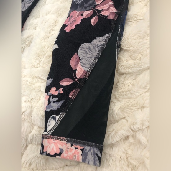 Active by Old Navy size XS floral print design workout leggings w/ mesh detail - Picture 2 of 6